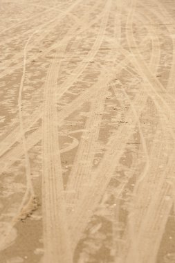 Kumda tekerlek izleri var.
