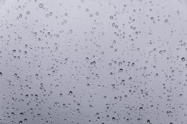 Su bardağa düşer.