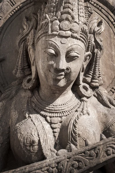 Indiase standbeeld van de godin. — Stockfoto