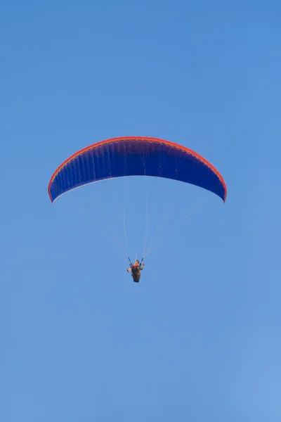 Vliegen met de paragliden — Stockfoto