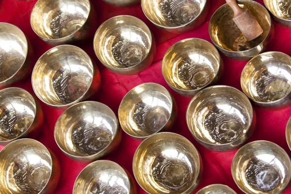 Gouden kommen met water — Stockfoto