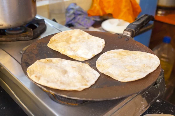 Matlagning indisk streetfood — Stockfoto