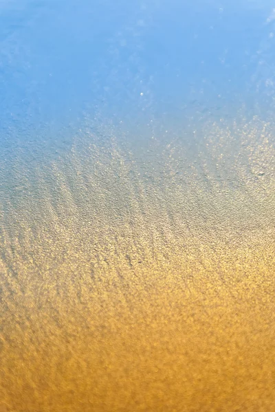 Sable doré et vagues bleues — Photo