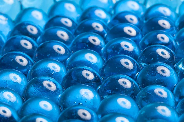 Siniset lasihelmet — kuvapankkivalokuva