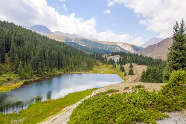 Dağ Gölü ve bulutlu gökyüzü