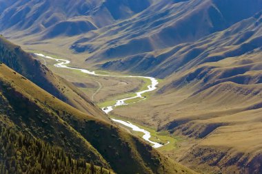 Dağ nehir yüksek görünümü
