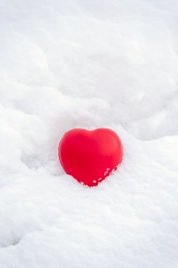 Karda kırmızı kalp