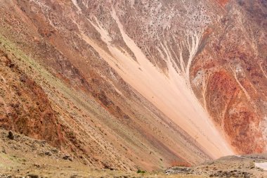 Kil dağ dağ eteğindeki taş yığını