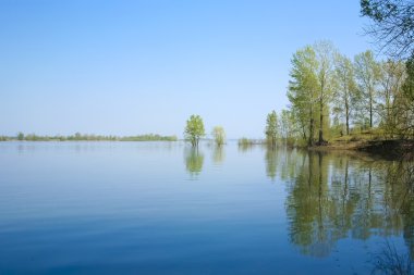 Nehirde bahar baskını