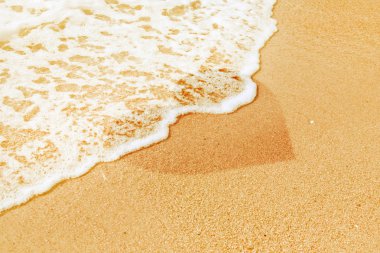 Bir deniz plajda sörf dalgası