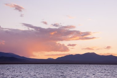 Dağ gölünde gün batımı