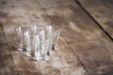 Ahşap bir masada gözlük