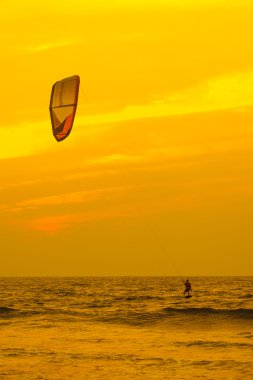 Kitesurfing ve adam bir dalgalar üzerinde