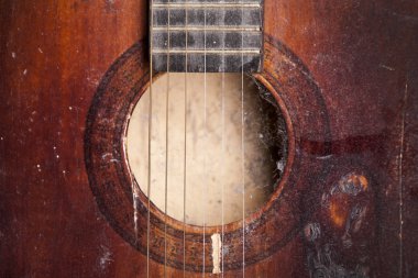 Tozlu kırmızı gitar