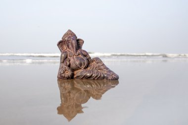 Ganesha tropik sahilde