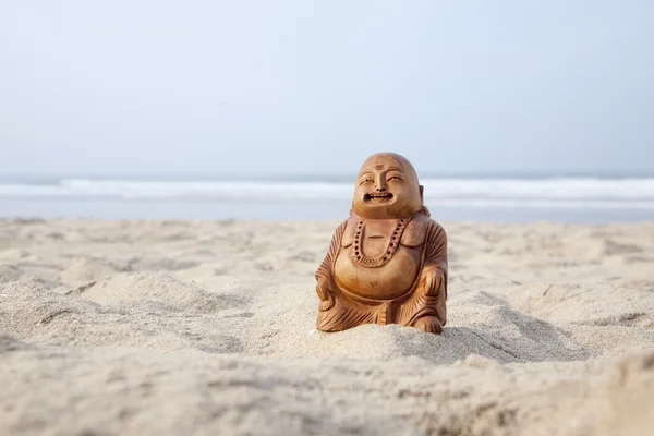 在海滩上的佛祖雕像 — 图库照片