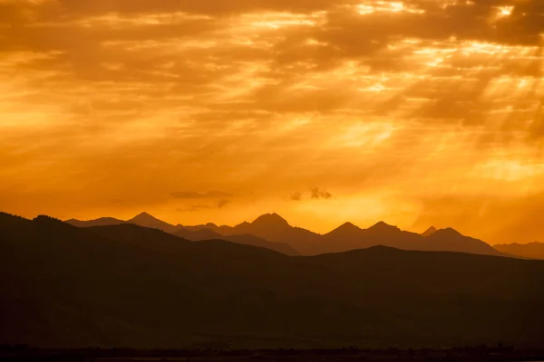 Fantastica alba in montagna — Foto Stock