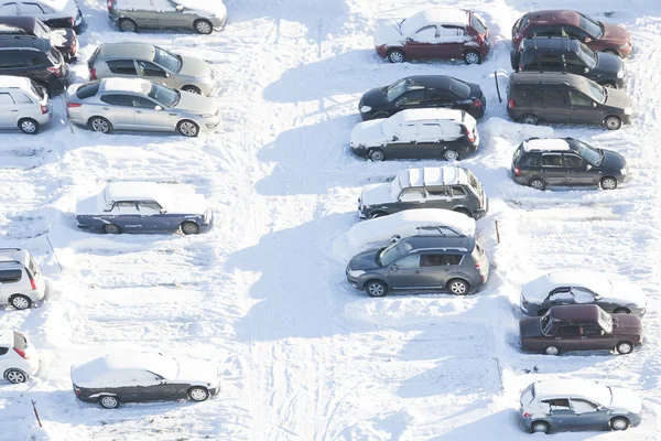 Σταθμευμένα αυτοκίνητα με χιόνι — Φωτογραφία Αρχείου