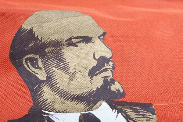 Lenin görüntü üzerinde bir Kızıl Bayrak — Stok fotoğraf