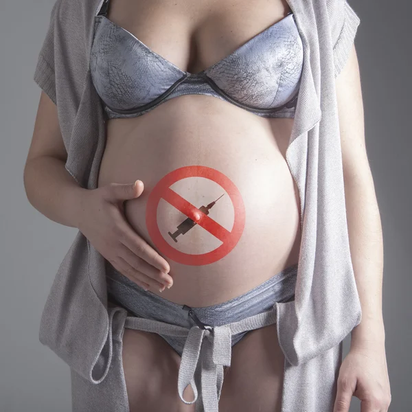Беременная женщина со знаком — стоковое фото