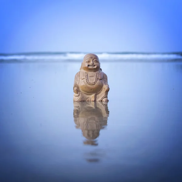 Budda statuette on the beach — Stock Photo, Image