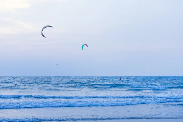 Kitesurfen en man op een golven — Stockfoto