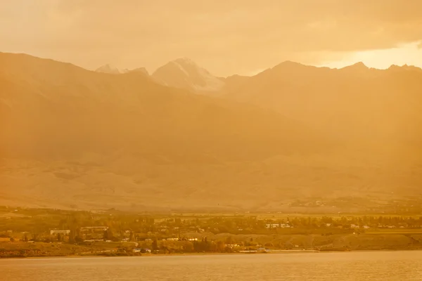 Paysage de coucher de soleil dans les montagnes — Photo