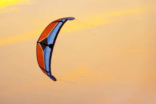 Kitesurfing a muž na vlny — Stock fotografie