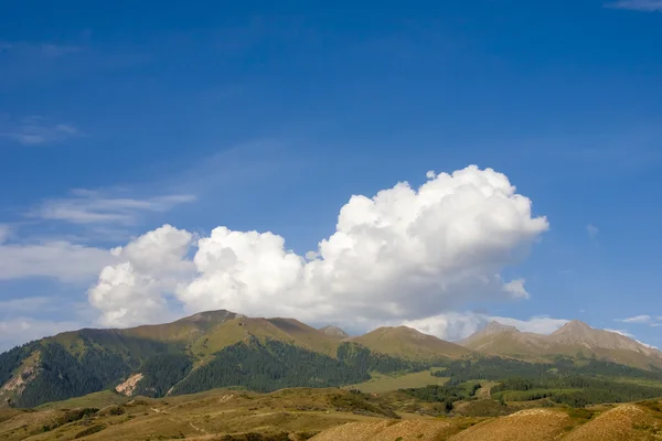 Berg och moln i himlen — Stockfoto