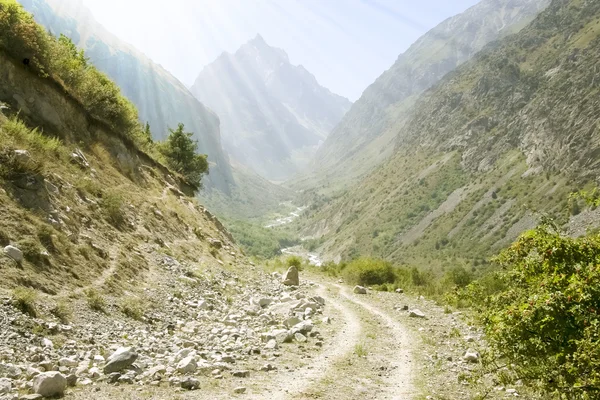 Onverharde weg in een vallei — Stockfoto