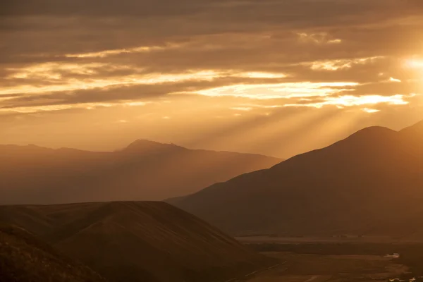 Fantastica alba in montagna — Foto Stock