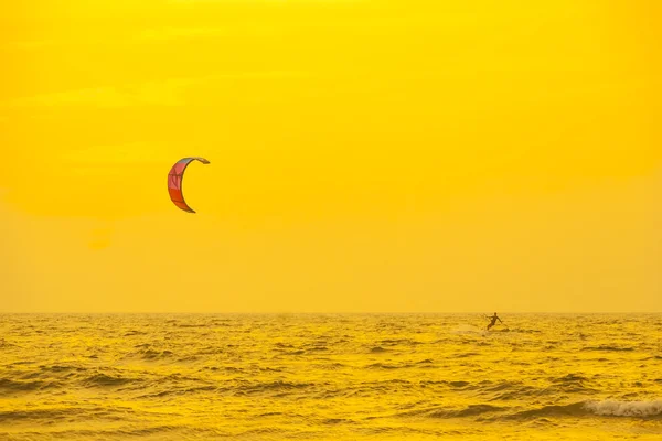 Kitesurfing και άνθρωπος για ένα κύματα — Φωτογραφία Αρχείου