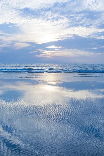 Müthiş gökyüzü denizde yansıyan. — Stok fotoğraf