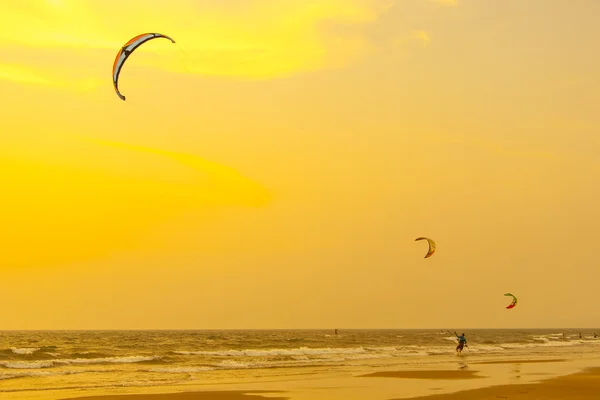 Kitesurfing και άνθρωπος για ένα κύματα — Φωτογραφία Αρχείου