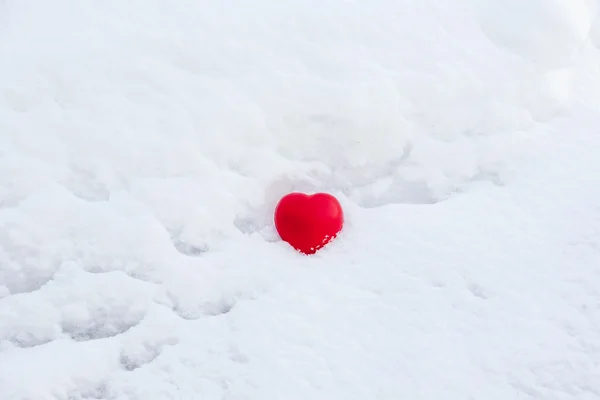 Rotes Herz im Schnee — Stockfoto
