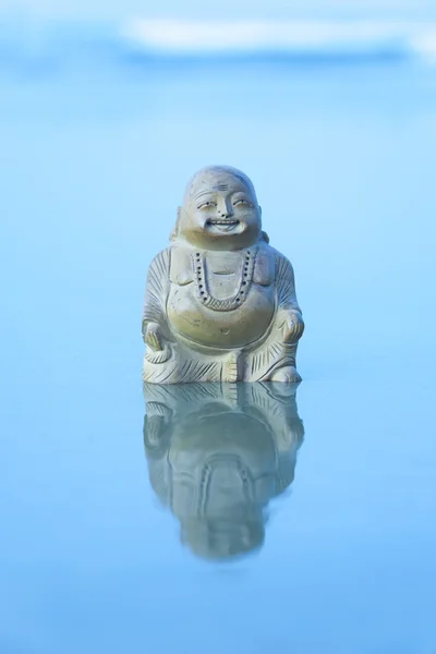 Budda Statuette am Strand — Stockfoto