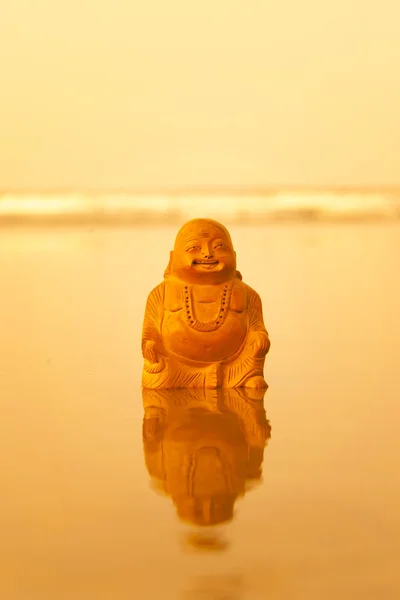 Budda Statuette am Strand — Stockfoto