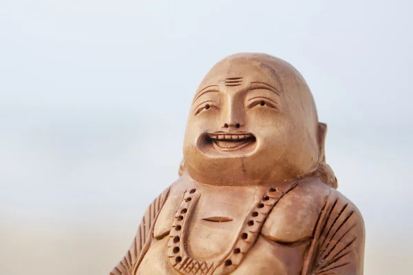 Budda statuette on the beach. — Stock Photo, Image