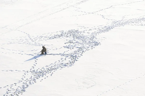 Pêcheur seul sur neige — Photo