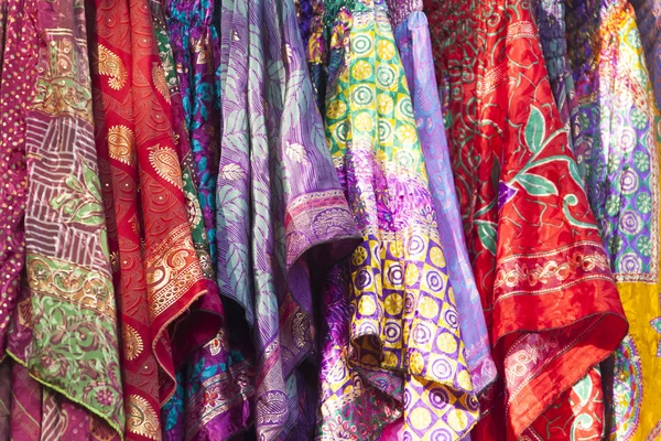Wielobarwny tkaniny indyjskie — Zdjęcie stockowe