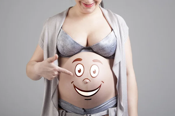 Zwangere vrouw toont het beeld — Stockfoto