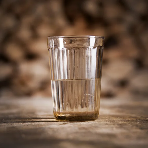 Un bicchiere di vodka su un tavolo — Foto Stock