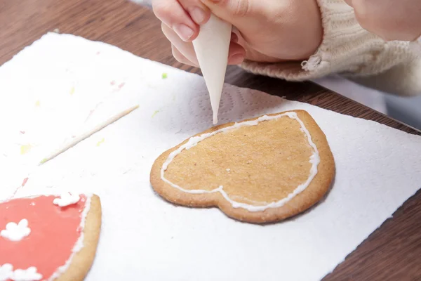 Les enfants peignent le pain d'épice — Photo