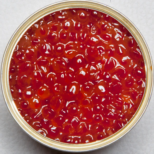Červený kaviár v otevřené plechovce — Stock fotografie