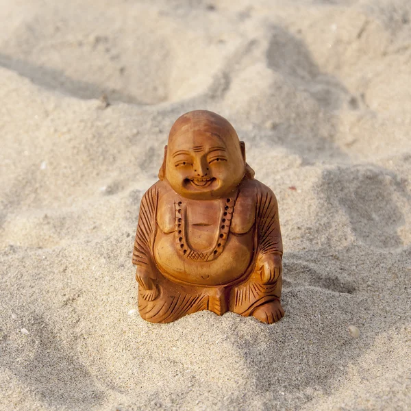 Budda beeldje op het strand. — Stockfoto