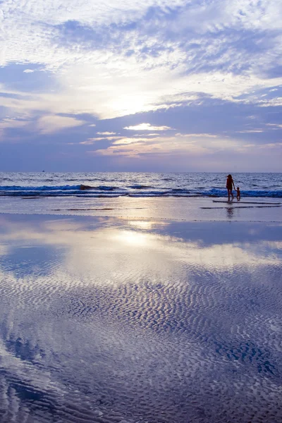 Mère et son enfant debout sur la plage — Photo