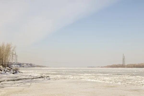 Bahar tatili Nehri üzerinde — Stok fotoğraf