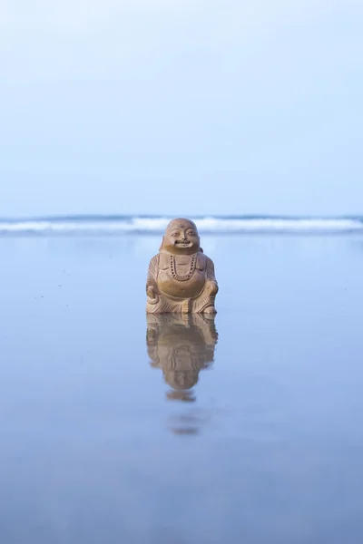 ビーチで仏陀像 — ストック写真