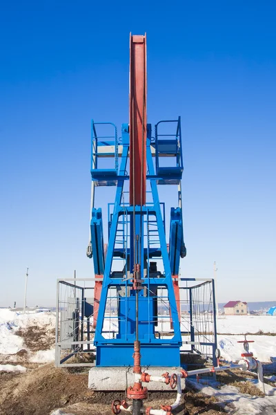 Bomba de aceite y cielo — Foto de Stock