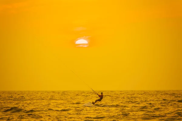 Kitesurfing και άνθρωπος για ένα κύματα — Φωτογραφία Αρχείου